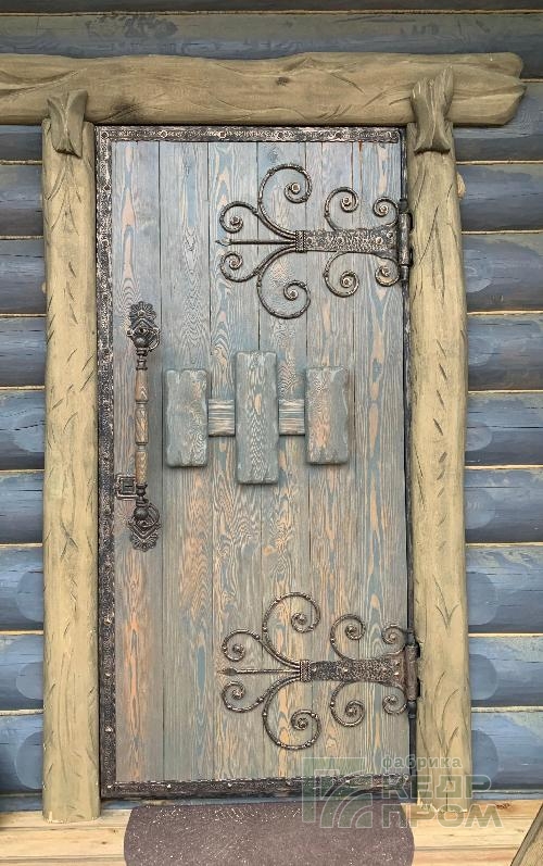 Входные массивные двери из лиственницы художественной с ковкой