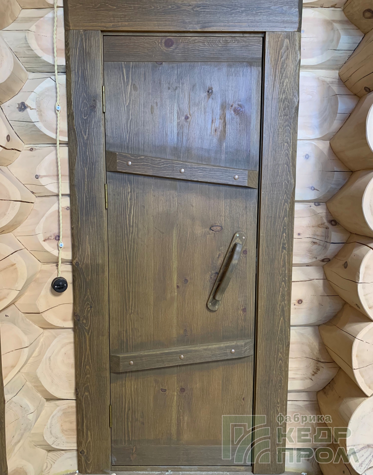 Покраска деревянных дверей: подготовка поверхности и технология окрашивания