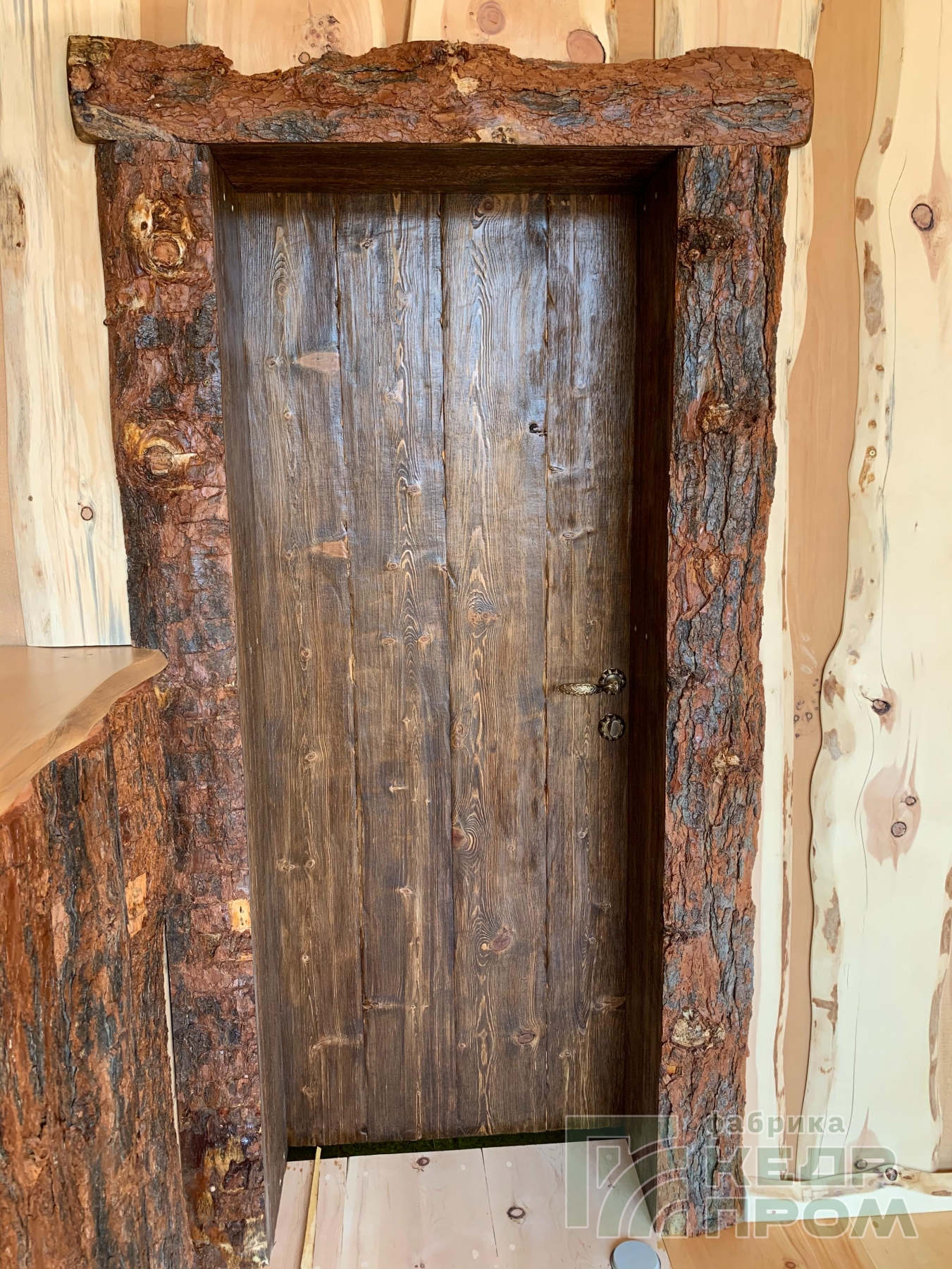 Двери межкомнатные из кедра под старину ласточкин хвост по цене 28000 рублей