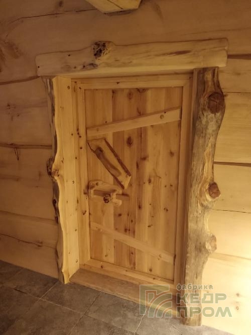 Массивные двери для бани из кедра с наличниками из горбыля