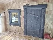 Массивные входные двери из кедра под старину с наличниками из горбыля