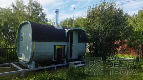Баня-бочка из кедра квадратная длиной 4 метра со входом сбоку