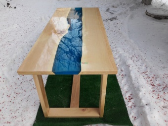 деревянный стол со смолой
