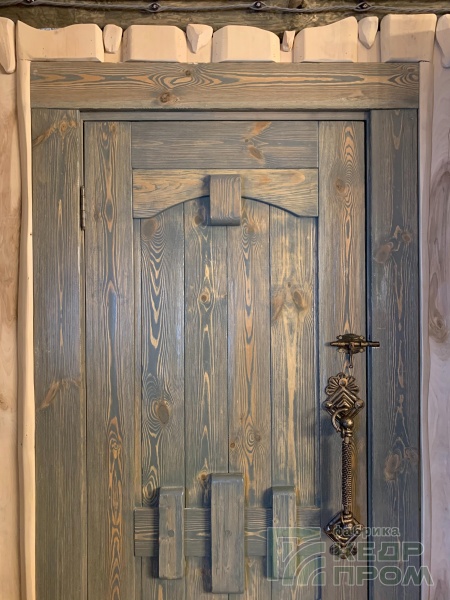 Входные массивные двери из лиственницы художественной с ковкой