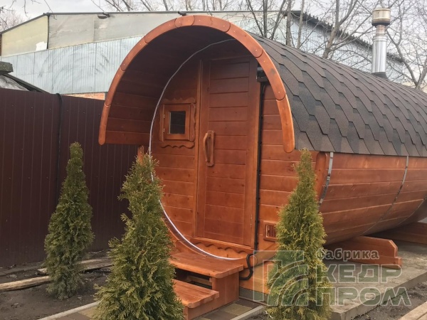 Баня-бочка из кедра длиной 6 метров с козырьком