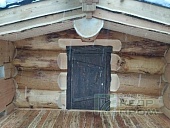 Массивные входные двери из кедра под старину с наличниками из горбыля