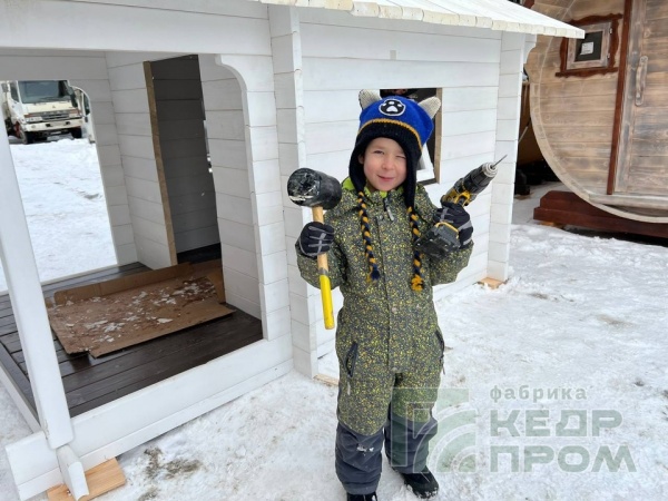 Детский игровой домик из сибирского кедра красный