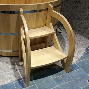 Приставная лестница с перилами из кедра 