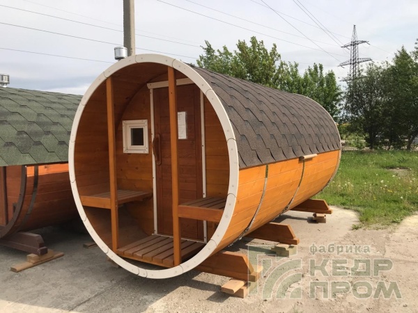 Баня-бочка из кедра длиной 6 метров с крыльцом