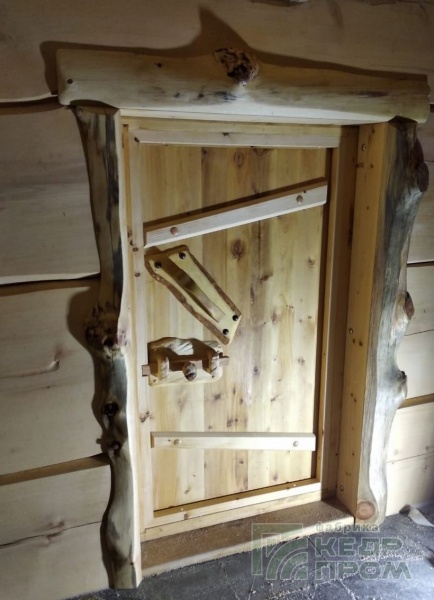 Массивные двери для бани из кедра с наличниками из горбыля